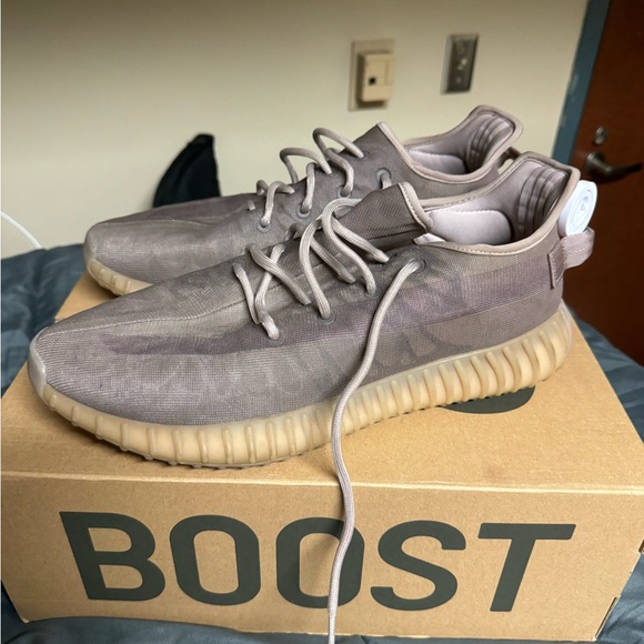 Size 13.5 - adidas Yeezy Boost 350 V2 Mono Mist - GW2871 - Picture 2 of 6